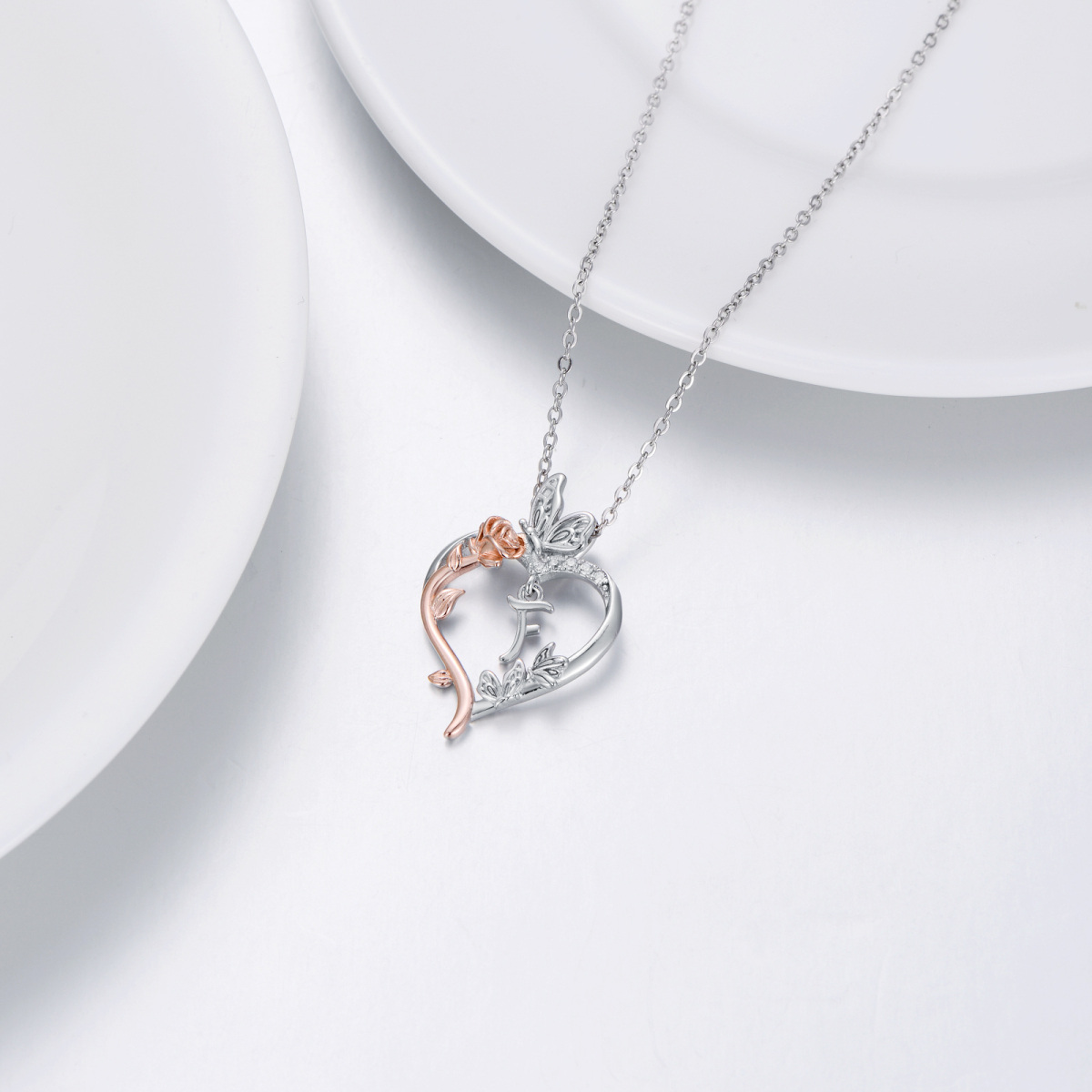 Collar con colgante de corazón de rosa y mariposa de dos tonos de plata de ley con letra inicial F-4