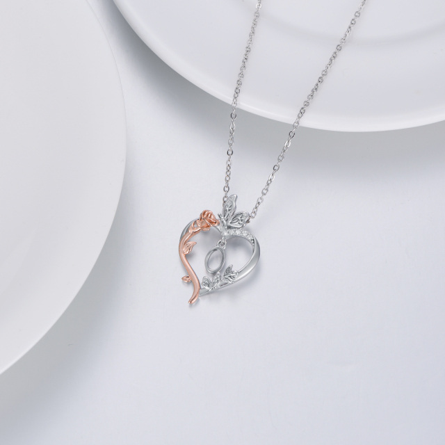 Collar con colgante de corazón de rosa y mariposa de dos tonos de plata de ley con letra inicial O-4