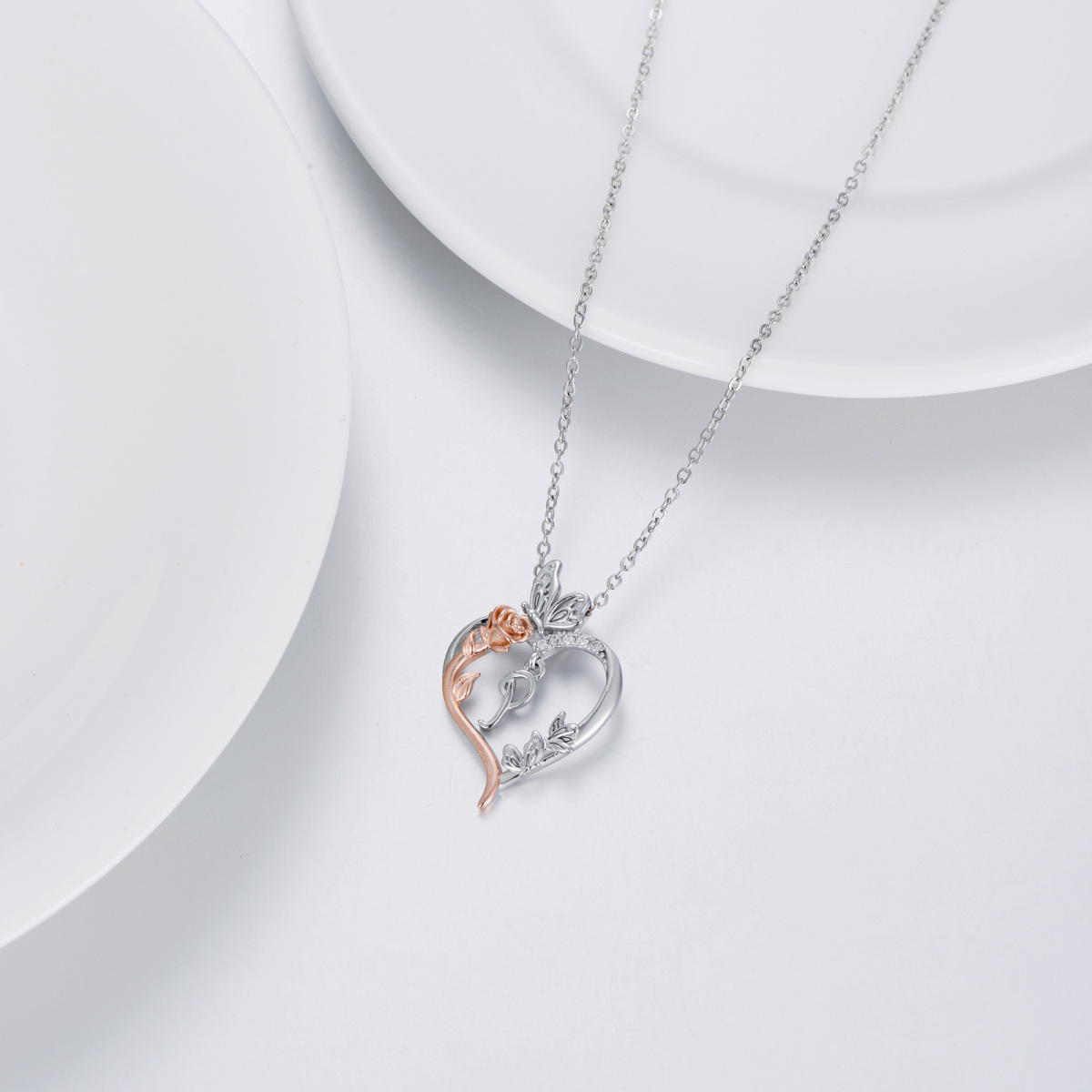 Collar con colgante de corazón de rosa y mariposa de dos tonos de plata de ley con letra inicial P-4