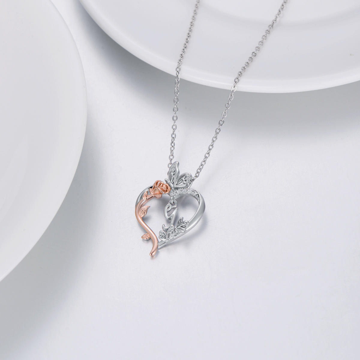 Collar con colgante de corazón de rosa y mariposa de dos tonos de plata de ley con letra inicial Y-4