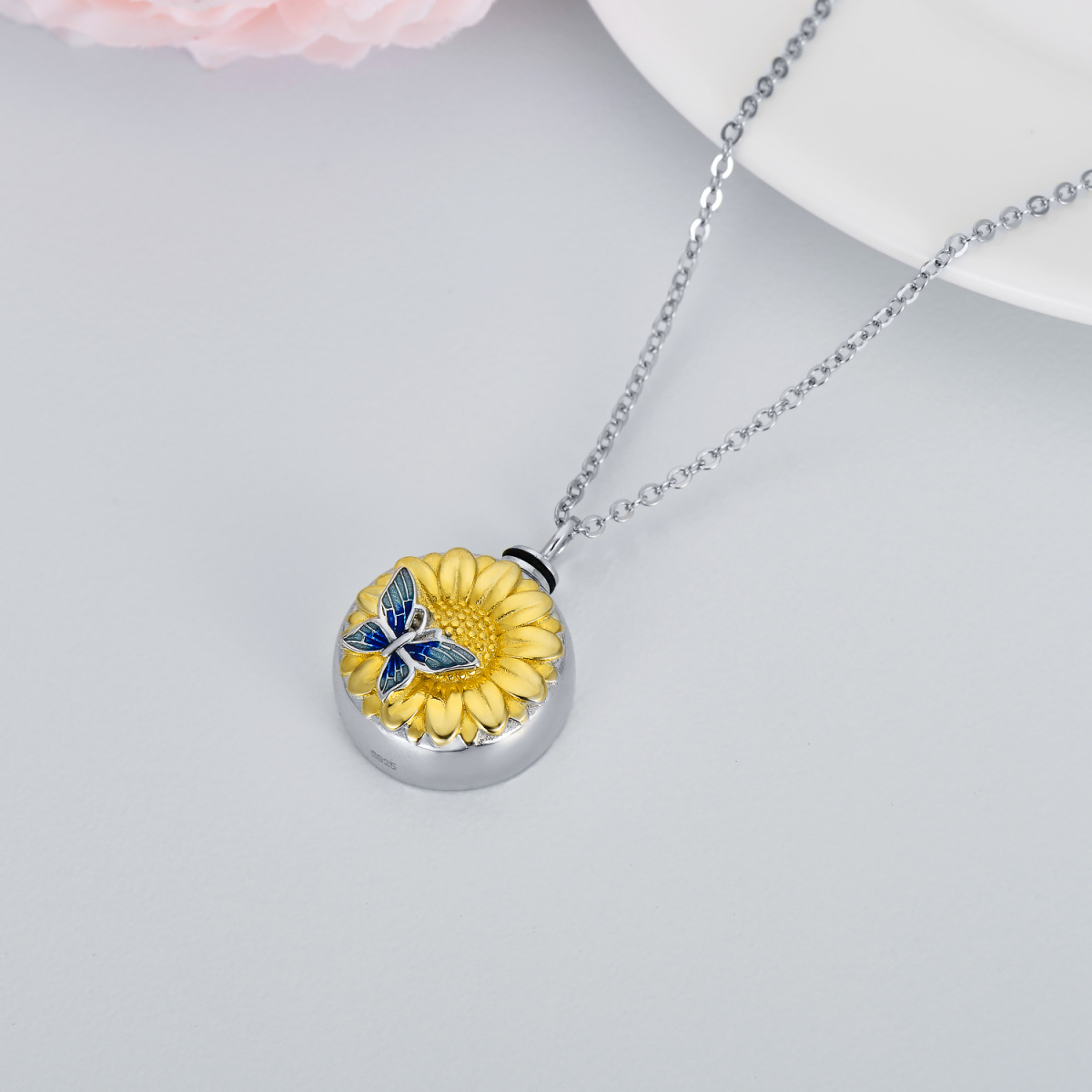 Collar de urna de plata de ley con forma de girasol y mariposa de dos tonos para cenizas con palabra grabada-2