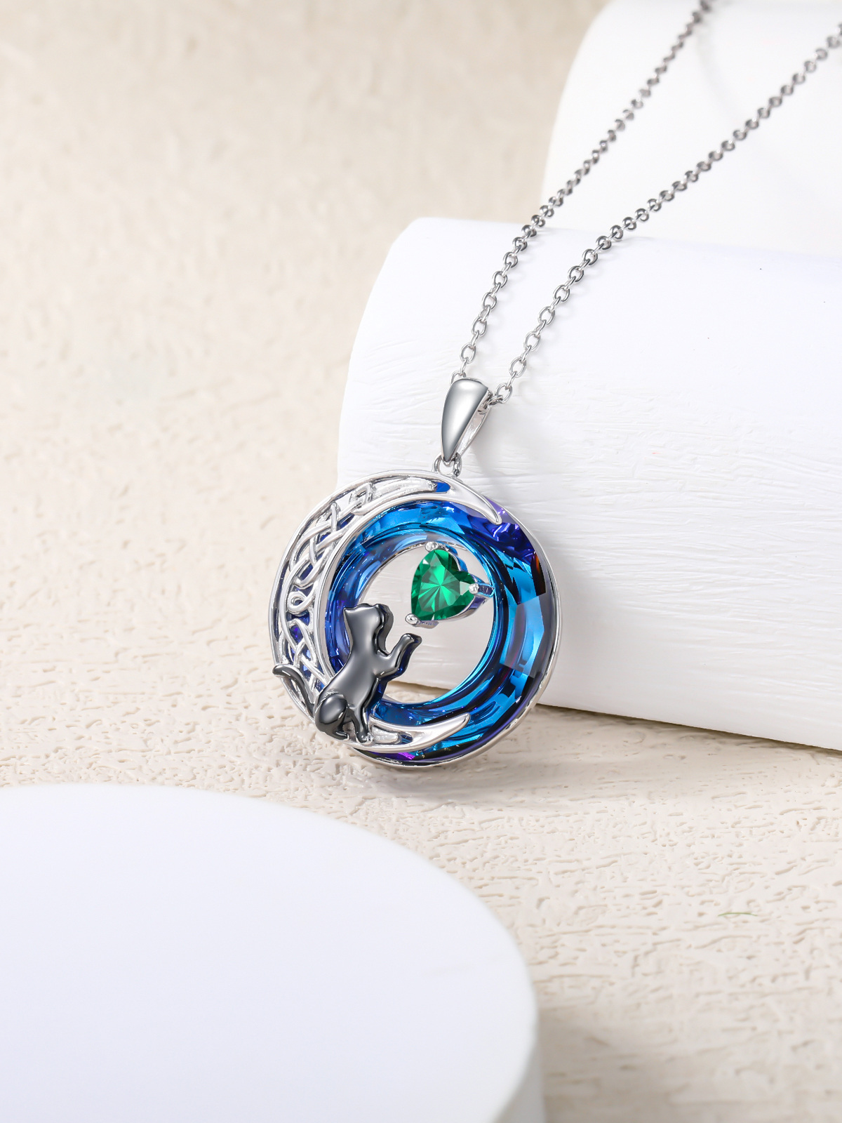 Collar con colgante de luna de cristal y nudo celta de gato en dos tonos de plata de ley-3