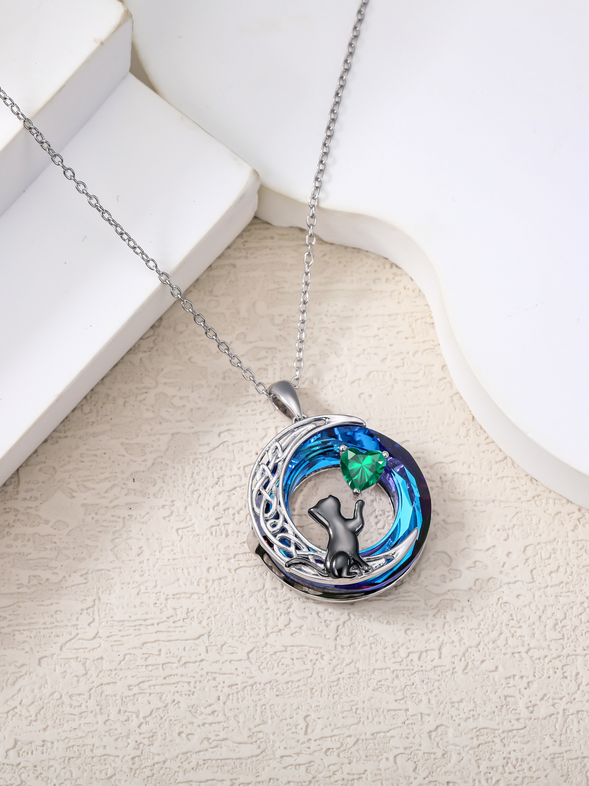 Collar con colgante de luna de cristal y nudo celta de gato en dos tonos de plata de ley-4