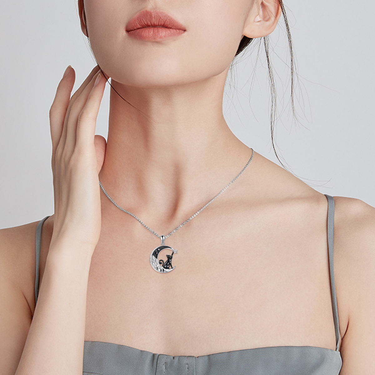 Collana per ceneri con falce di luna e urna di montagna in argento sterling bicolore con gatto nero-2