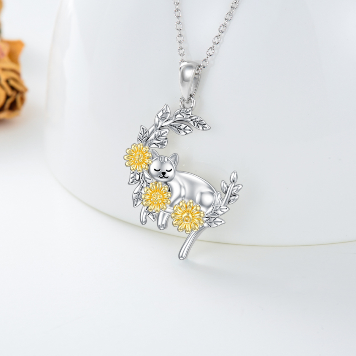 Collar con colgante de luna y girasol de gato de dos tonos de plata de ley para mujer-3