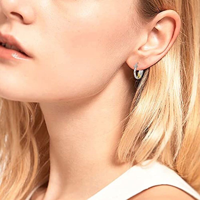 <p> Scoprite la nostra splendida collana d'argento retrò per le ceneri, realizzata in argento sterling di alta qualità, con un design a rosa senza tempo, perfetto per uomini e donne che cercano un gioiello unico e significativo. </p><p> Questa collana unisex combina eleganza e sentimentalismo, offrendo un modo discreto ed elegante per tenere vicino il proprio caro. Grazie alla resistente struttura in argento sterling e alle finiture in argento retrò, questa collana a forma di urna è stata progettata per durare nel tempo, diventando così un tributo bello ed eterno.</p>-2