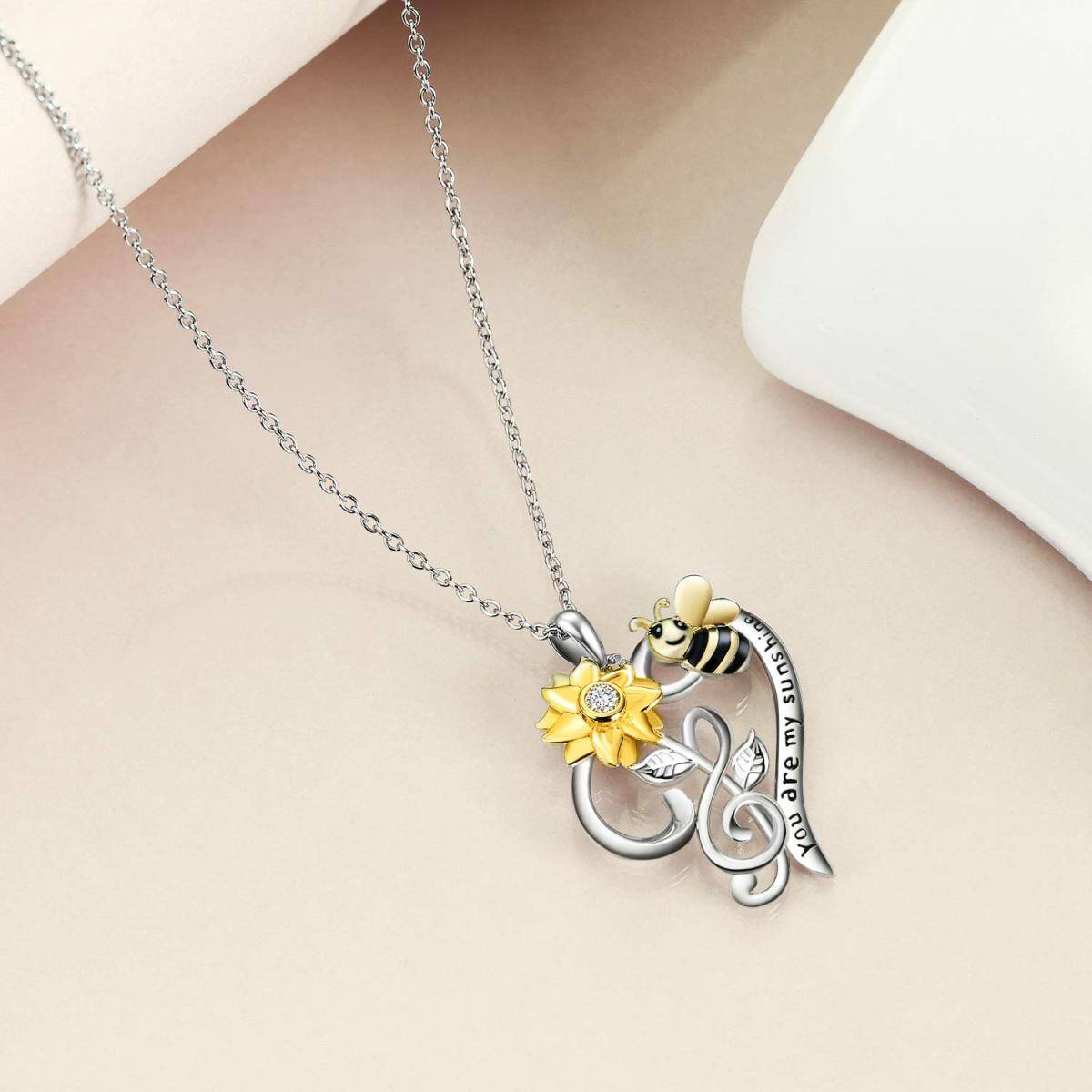 Collar con colgante de corazón de girasol y abeja con circonita cúbica en forma circular de dos tonos de plata de ley con palabra grabada-3