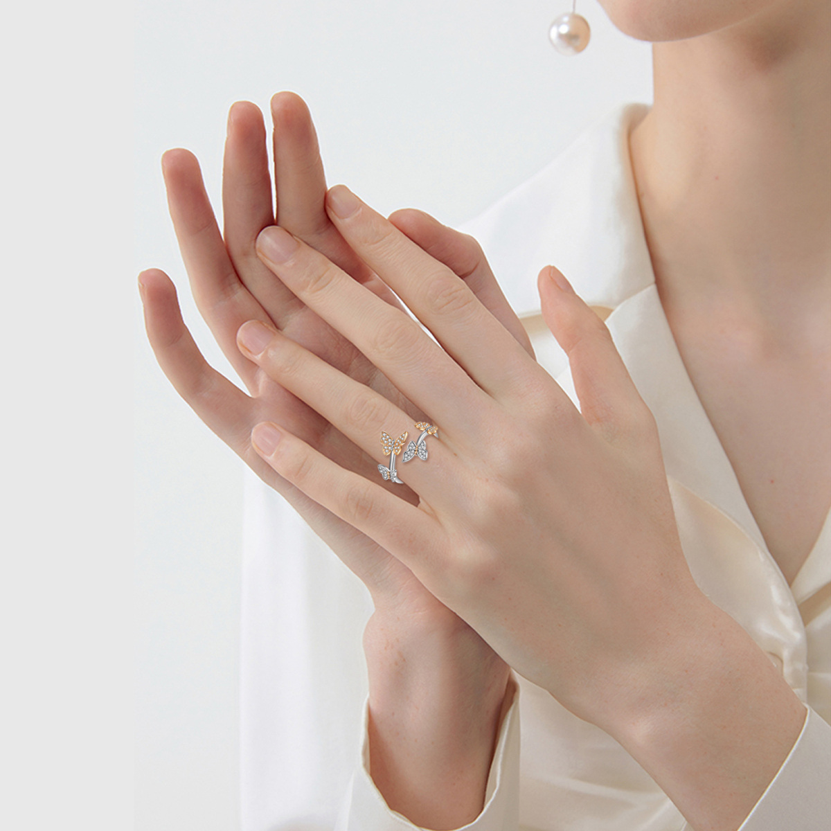 Anillo abierto de mariposa con circonita cúbica en forma circular de dos tonos en plata de ley-2