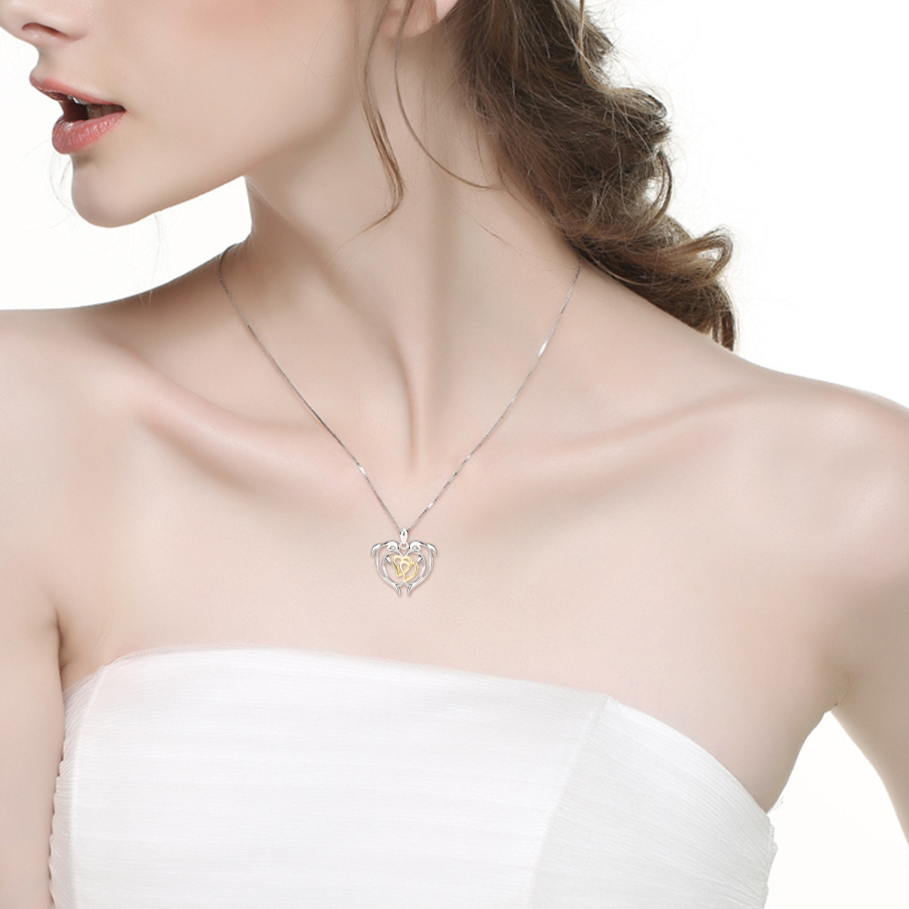 Collana da donna con pendente a forma di delfino e cuori intrecciati circolari bicolore in argento sterling con zirconi cubici-2