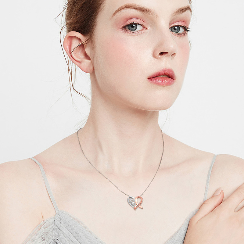 قلادة من الفضة الإسترلينية بتصميم دائري ثنائي اللون مرصعة بزركونيا مكعبة على شكل قلب وشريط مع كلمة محفورة-2