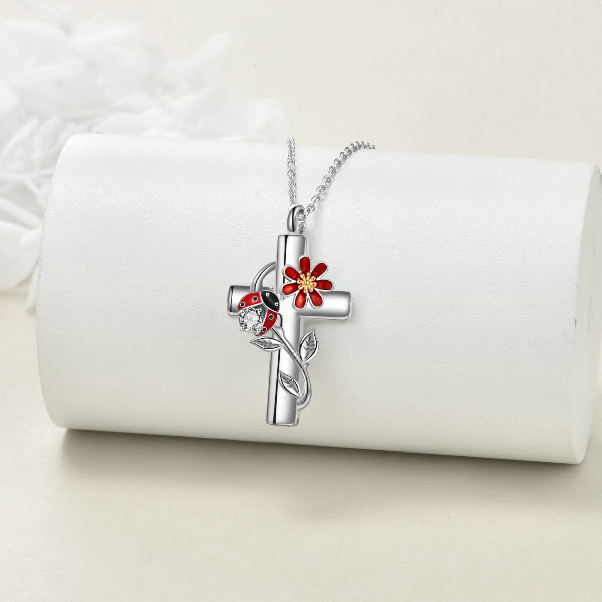 Collana in argento sterling bicolore a forma di cerchio con coccinella e croce per le ceneri con parola incisa-3