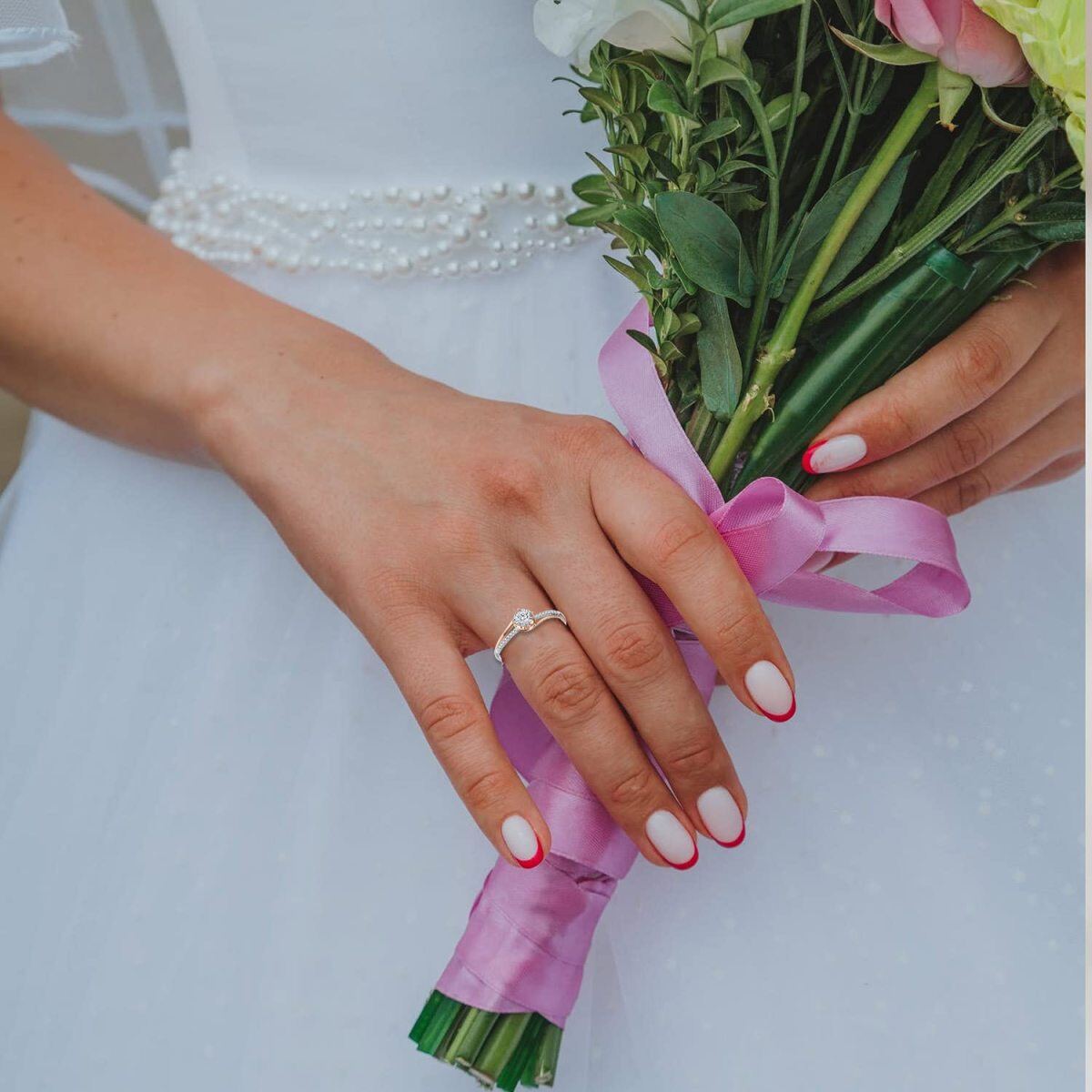 Aliança de casamento redonda de moissanite em formato circular de dois tons em prata esterlina-2