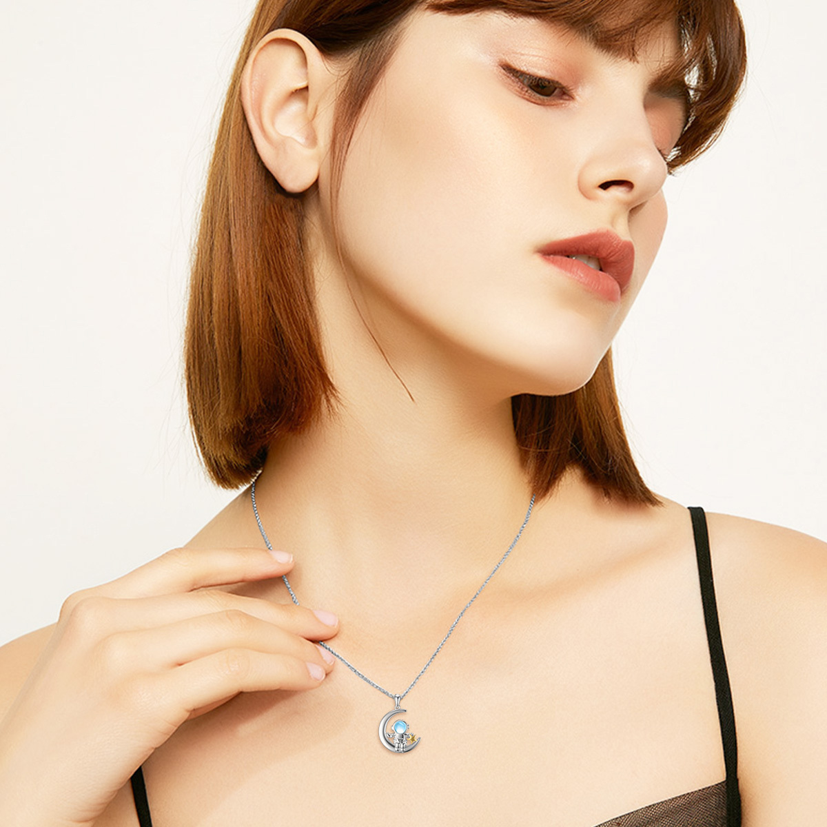 Collar con colgante de plata de ley con piedra lunar circular de dos tonos, astronauta y luna con estrella para mujeres y hombres-2