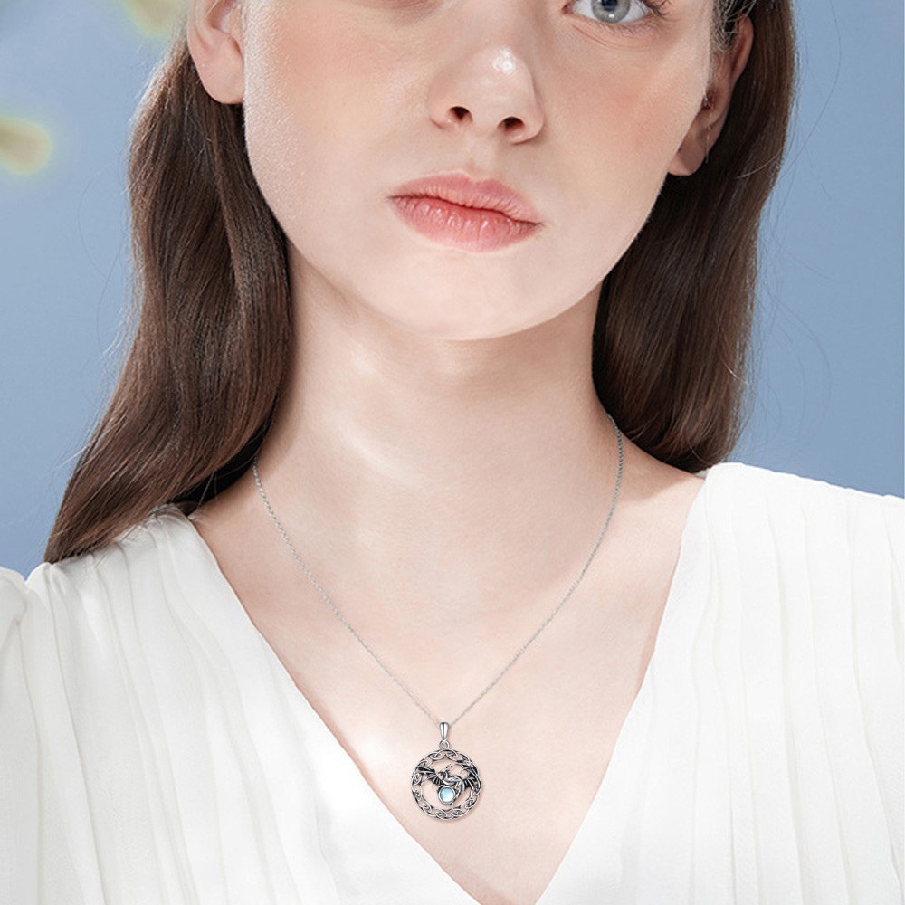 Plata de ley de dos tonos en forma circular Moonstone Dragón y Nudo Celta Collar Colgante-2