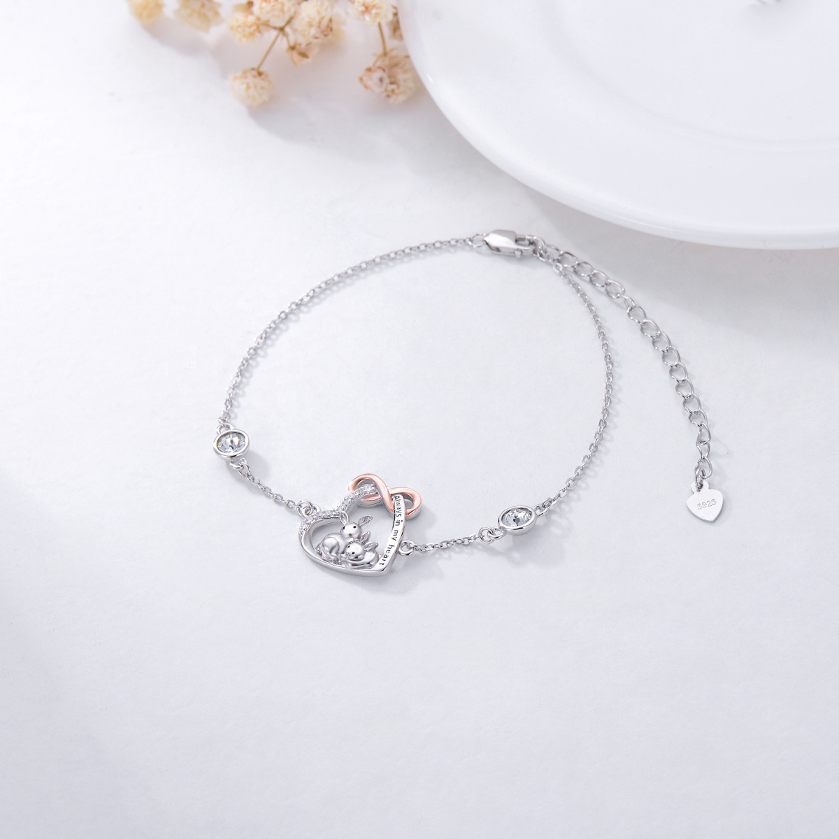 Pulsera de plata de ley de dos tonos en forma circular de circonita cúbica conejo y corazó-4