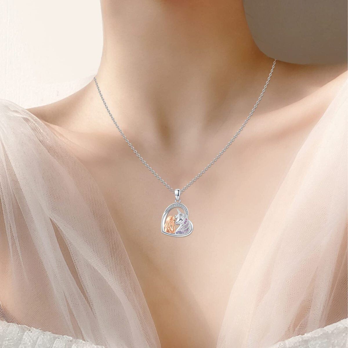 Collar de plata de ley con circonitas circulares en forma de corazón y unicornio-2