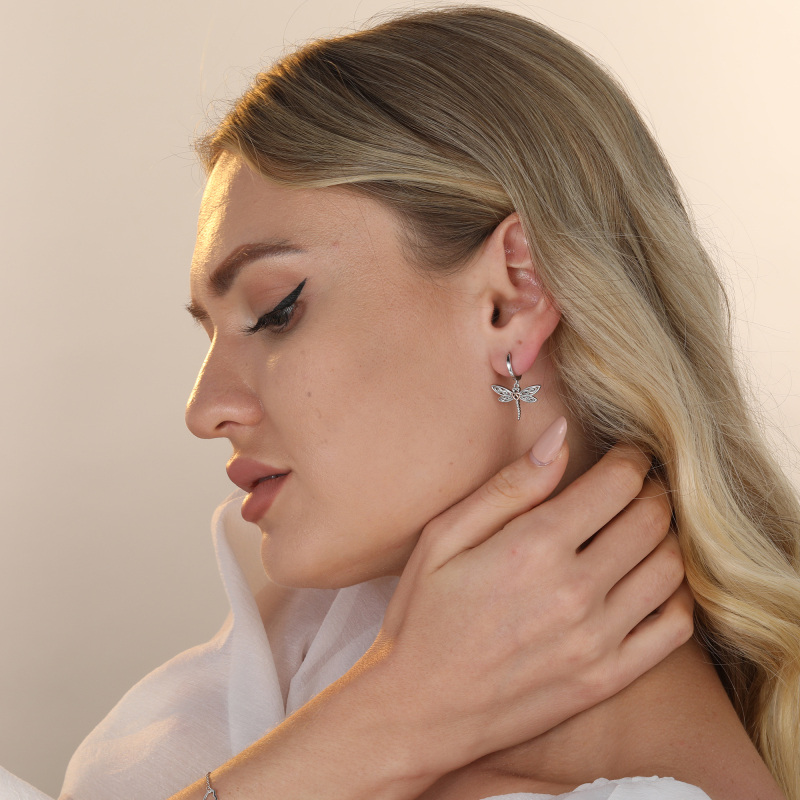 Pendientes colgantes de libélula bicolor con nudo celta de plata de ley para mujer-2