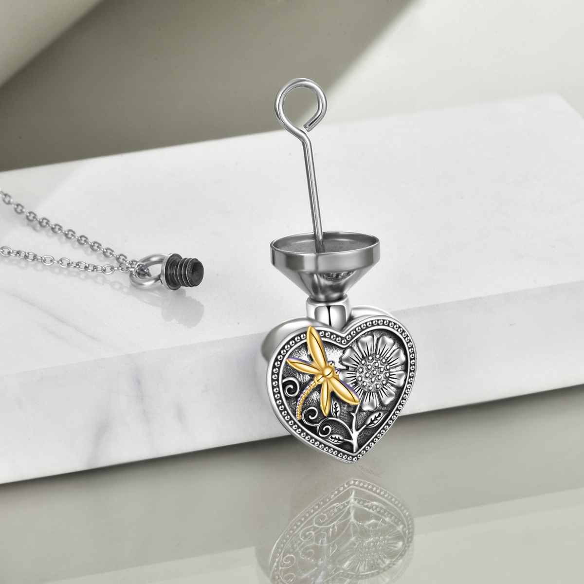 Collar de urna de plata de ley con forma de corazón de girasol y libélula de dos tonos para cenizas-3