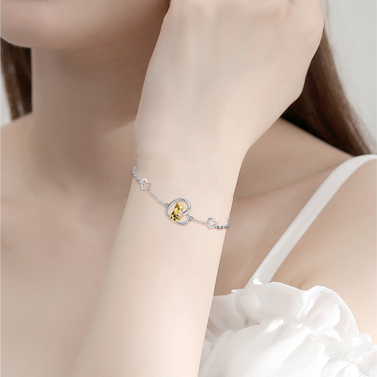 Pulsera con colgante de corazón de jirafa en dos tonos de plata de ley-3