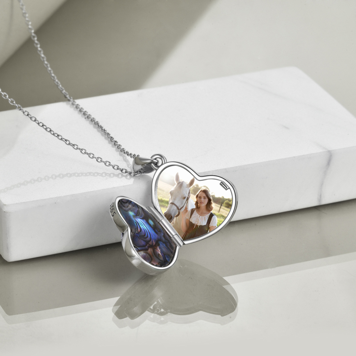 Collar con medallón de foto personalizado de plata de ley con forma de corazón de caballo y niña de mariscos de abulón de dos tonos para mujer-4