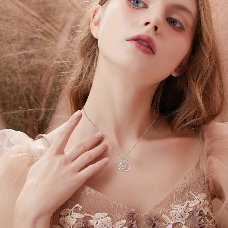 Colar com pingente de zircônia cúbica de coração em prata esterlina com palavra gravada-2