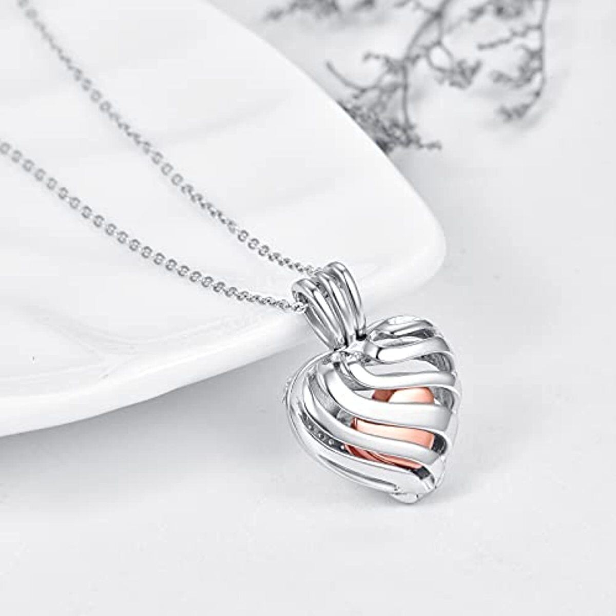 Collana in argento sterling bicolore con cuore in zirconia cubica per le ceneri con parola incisa-4