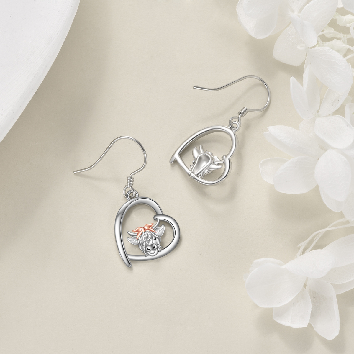 Brincos de prata esterlina em dois tons Highland Cow & Heart Drop Earrings-3