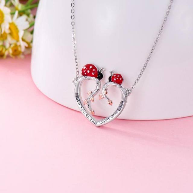 Collana con ciondolo a coccinella e foglie in argento sterling bicolore con parola incisa-3