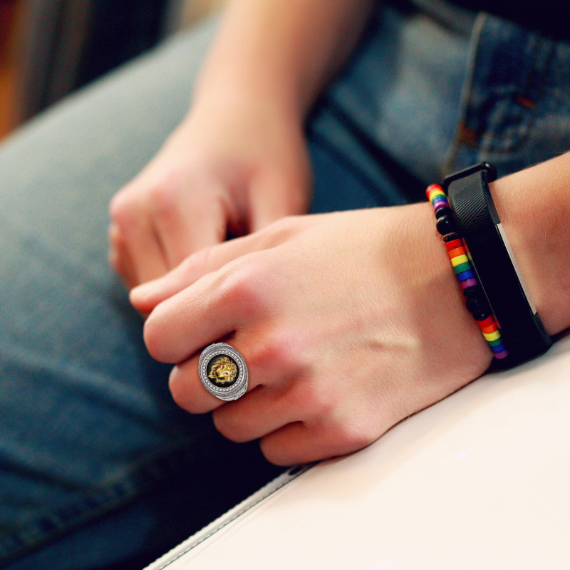 Anillo con sello de león y circonita cúbica de dos tonos en plata de ley-2