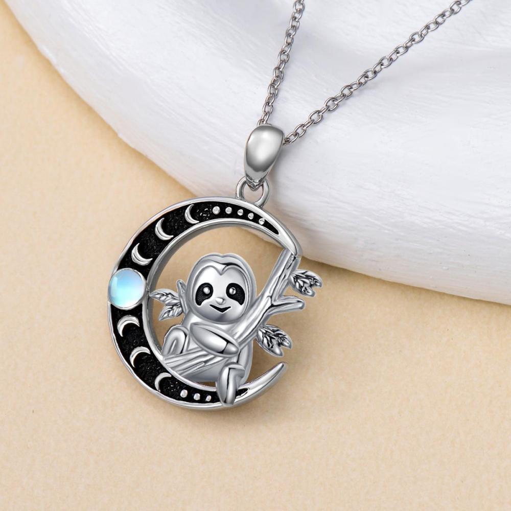Collar con dije de luna de panda rojo y piedra lunar de dos tonos en plata esterlina para mujer-3