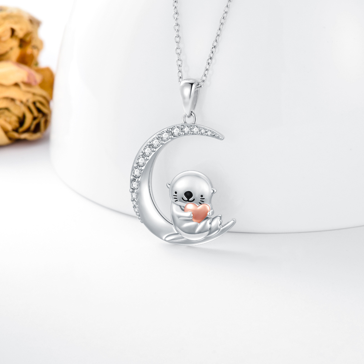 Collana con ciondolo a forma di lontra e luna in argento sterling con zirconia cubica bicolore-4