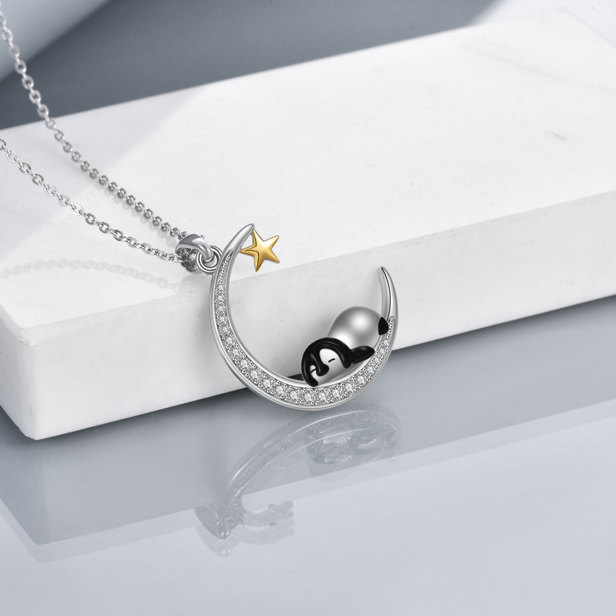 Collana con pendente a forma di luna e pinguino in argento sterling con zirconi cubici-5