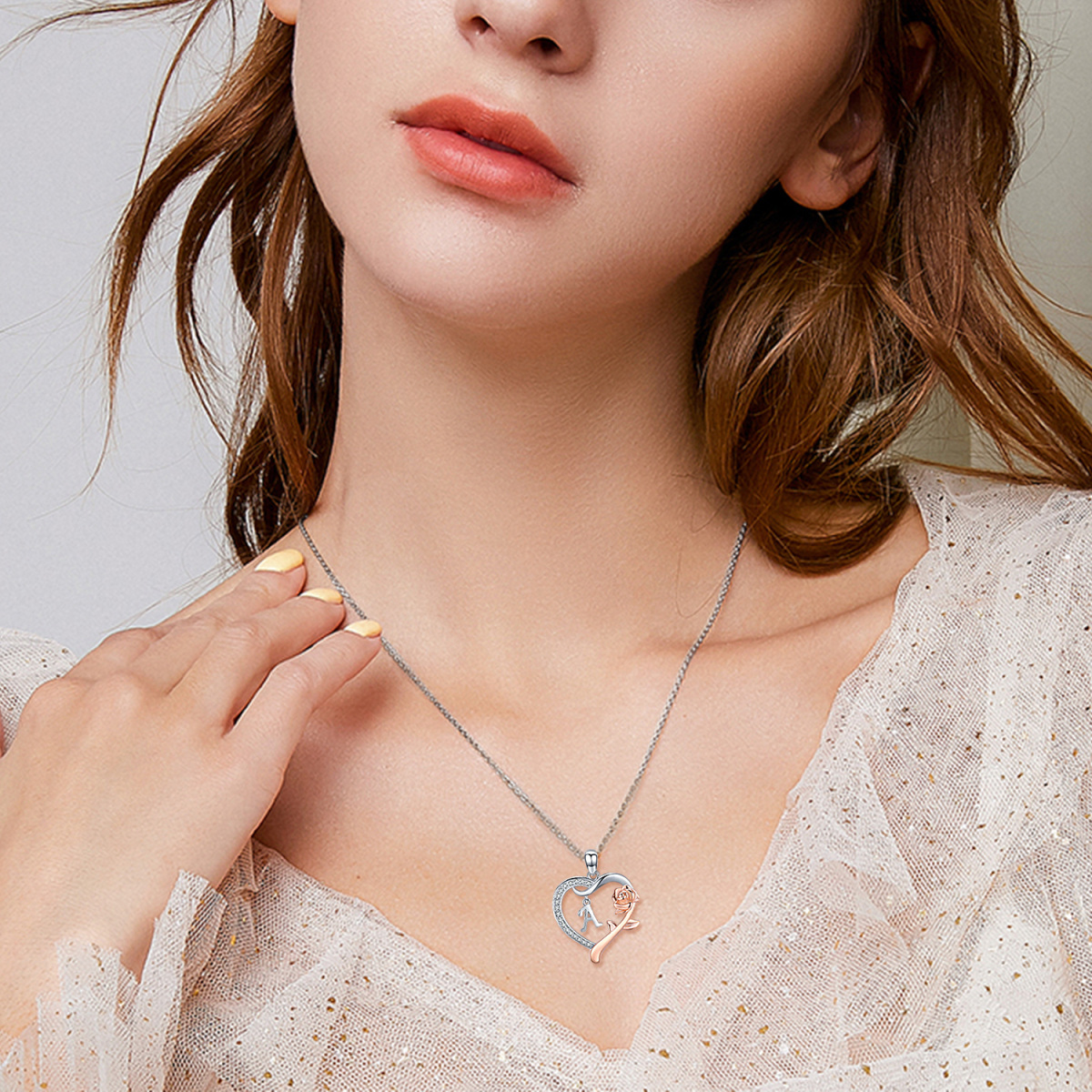 Collar con colgante de corazón de rosa y circonita cúbica de dos tonos en plata de ley con letra inicial A-3