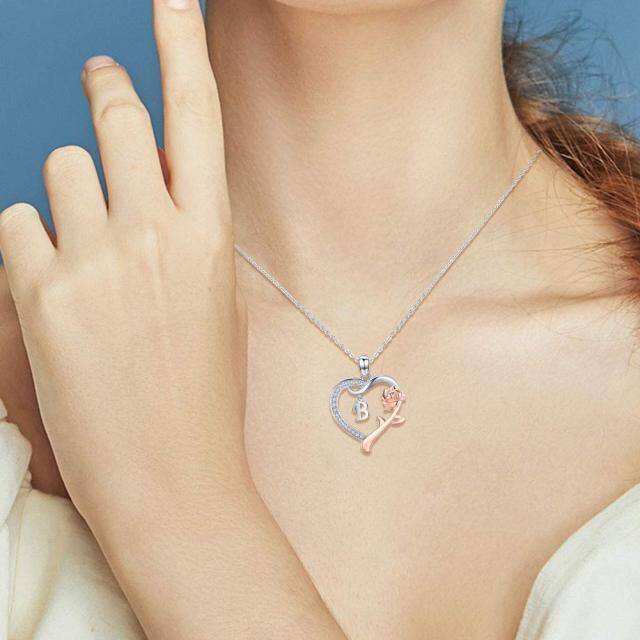 Collana con ciondolo a forma di rosa e cuore in argento sterling bicolore con zirconia cubica e iniziale della lettera B-2