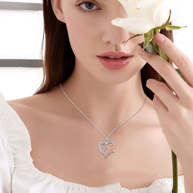 Collana con ciondolo a forma di rosa e cuore in argento sterling bicolore con zirconia cubica e lettera iniziale F-3