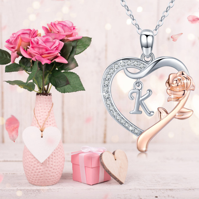 Collar con colgante de corazón de rosa y circonita cúbica de dos tonos en plata de ley con letra inicial K-4