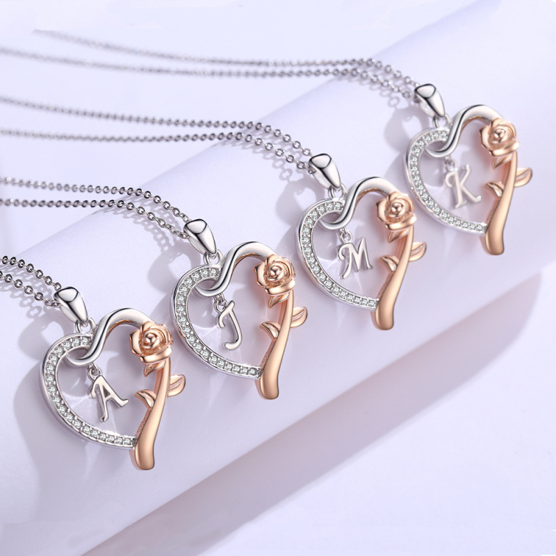 قلادة من الفضة الإسترلينية بلونين مرصعة بالزركونيا المكعبة على شكل وردة وقلب مع الحرف الأول M-7