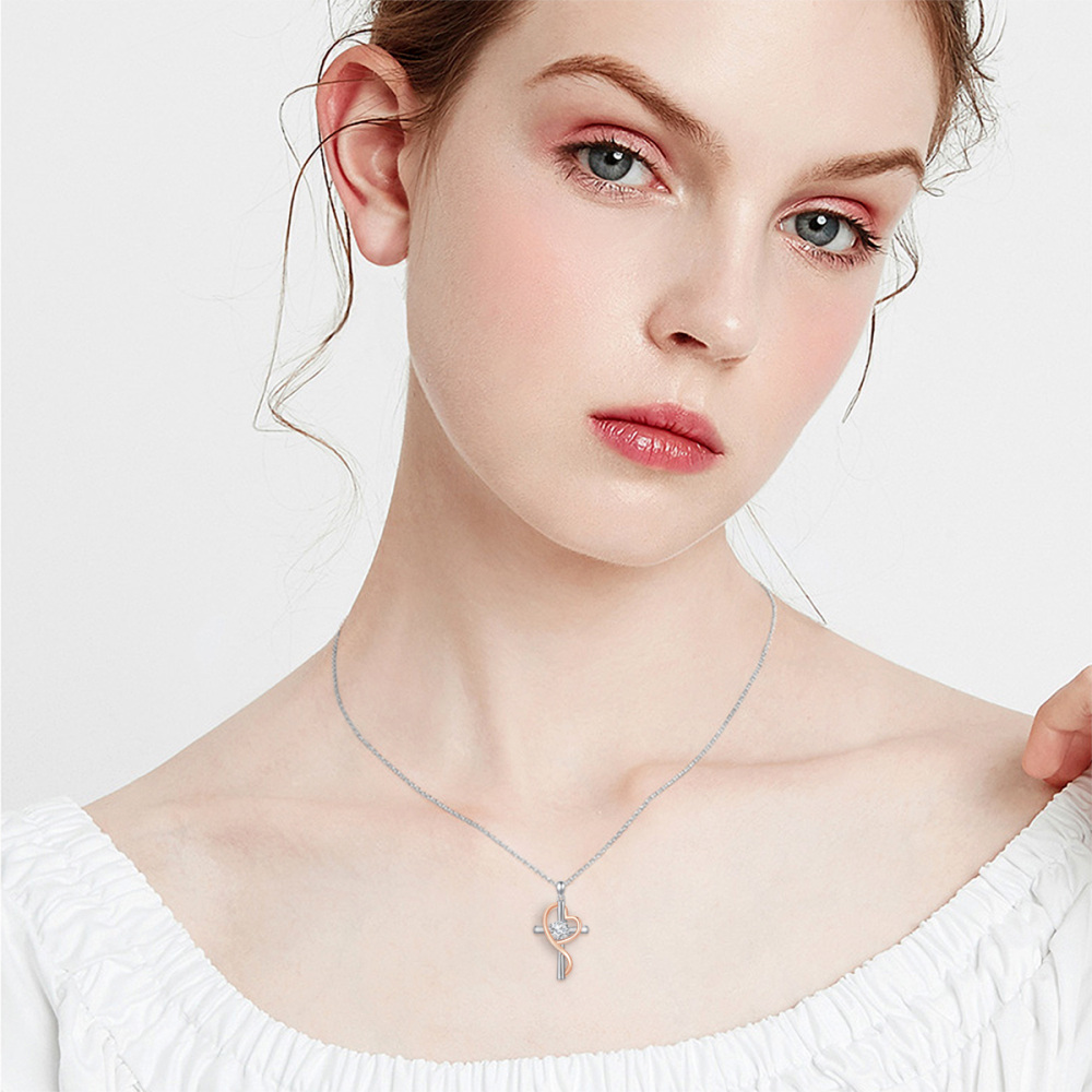 Collier avec pendentif cœur en forme de croix de moissanite ronde bicolore en argent sterling-2