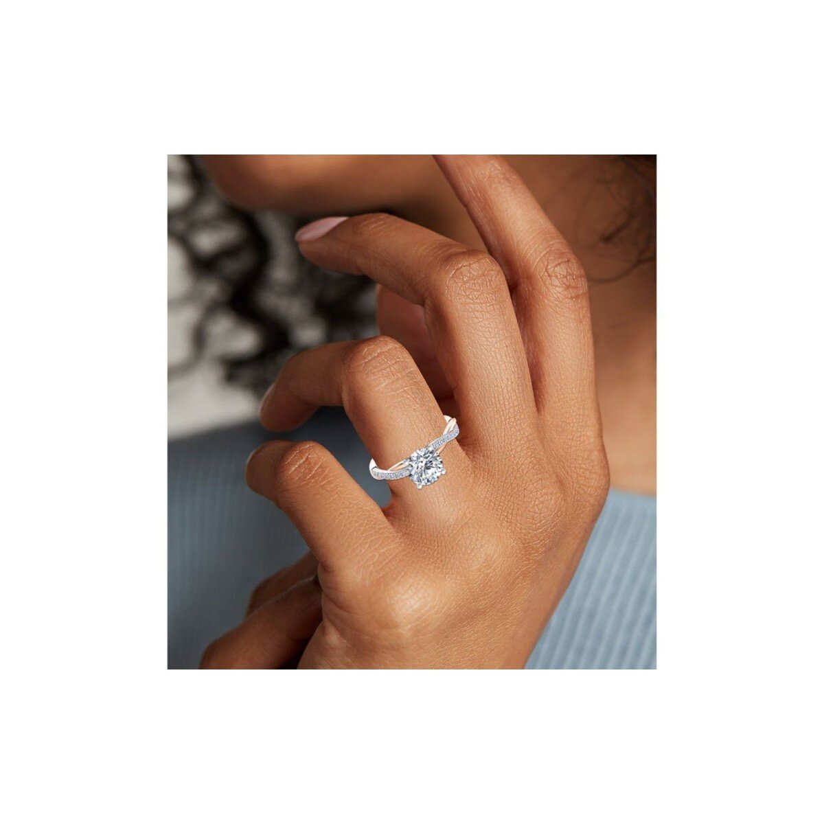 Anillo de compromiso de plata chapado en oro rosa de 10 quilates con moissanita redonda y banda trenzada con grabado personalizado-2