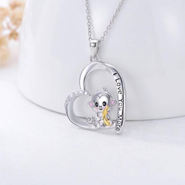 Collar con colgante de corazón de mono con circonita cúbica redonda de dos tonos en plata de ley con palabra grabada-4