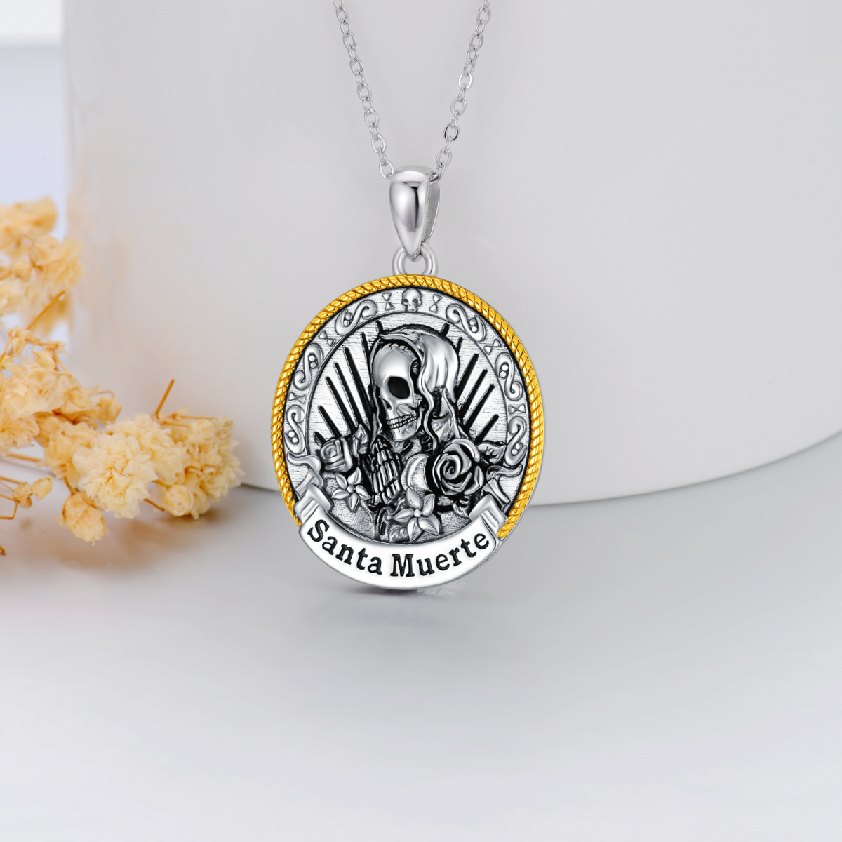 Collana con ciondolo Santa Muerte Perdoname in argento bicolore-3