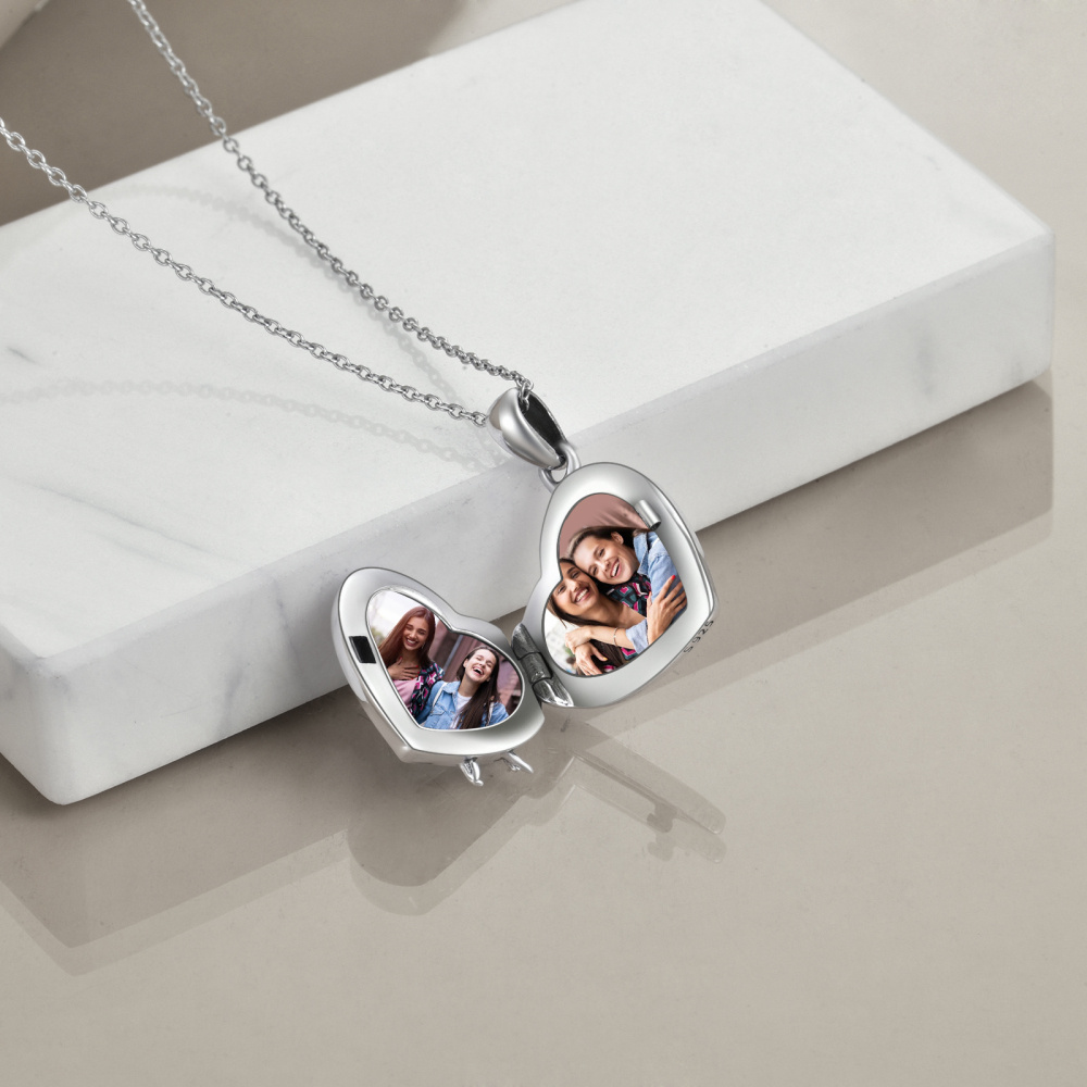 Collana in argento sterling bicolore con medaglioni fotografici personalizzati con parole incise, sorelle e cuori-3