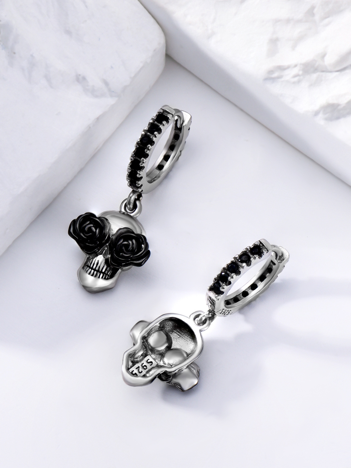 Pendientes colgantes de calavera con circonitas cúbicas de dos tonos en plata de ley-4