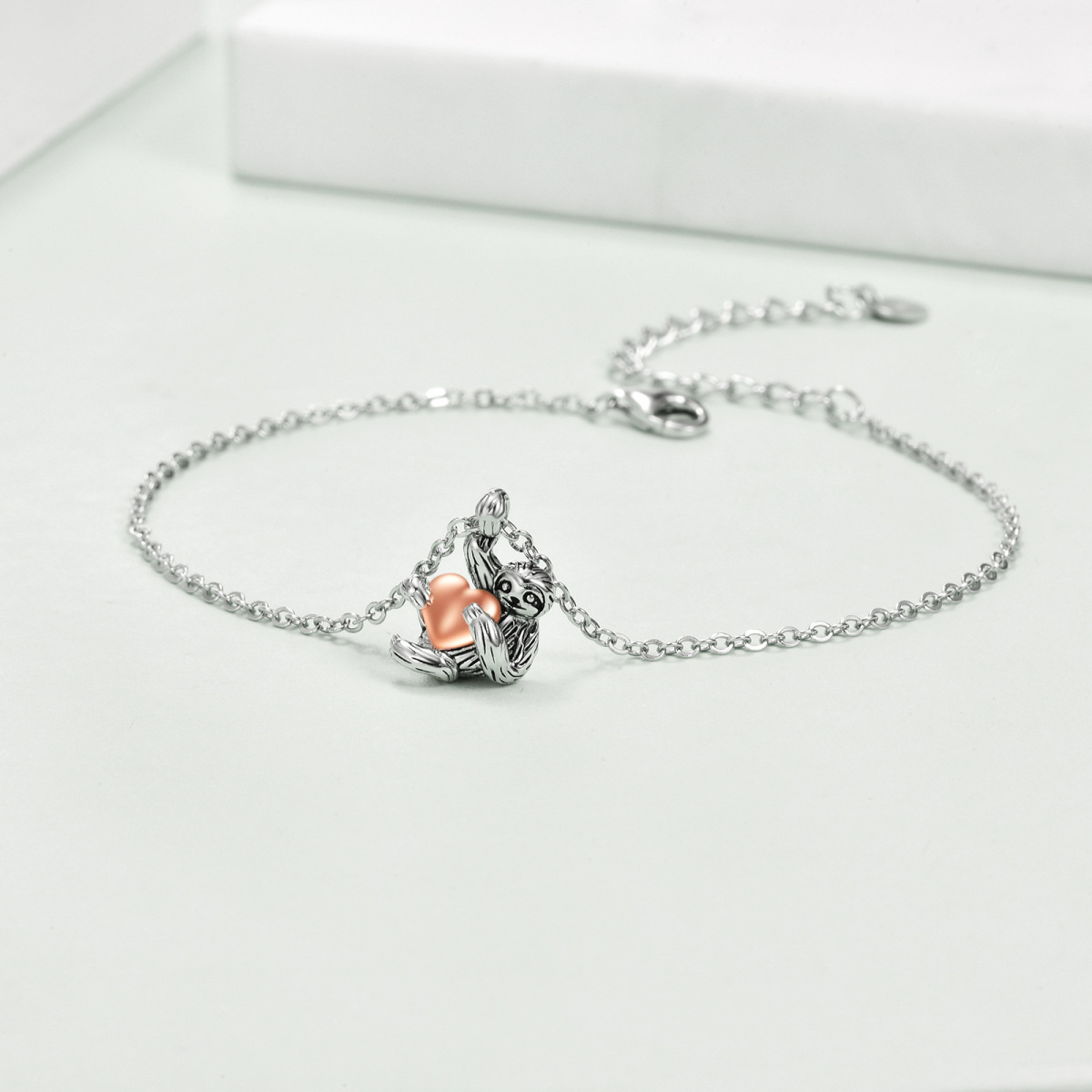 Pulsera con colgante de corazón de perezoso en dos tonos de plata de ley-3