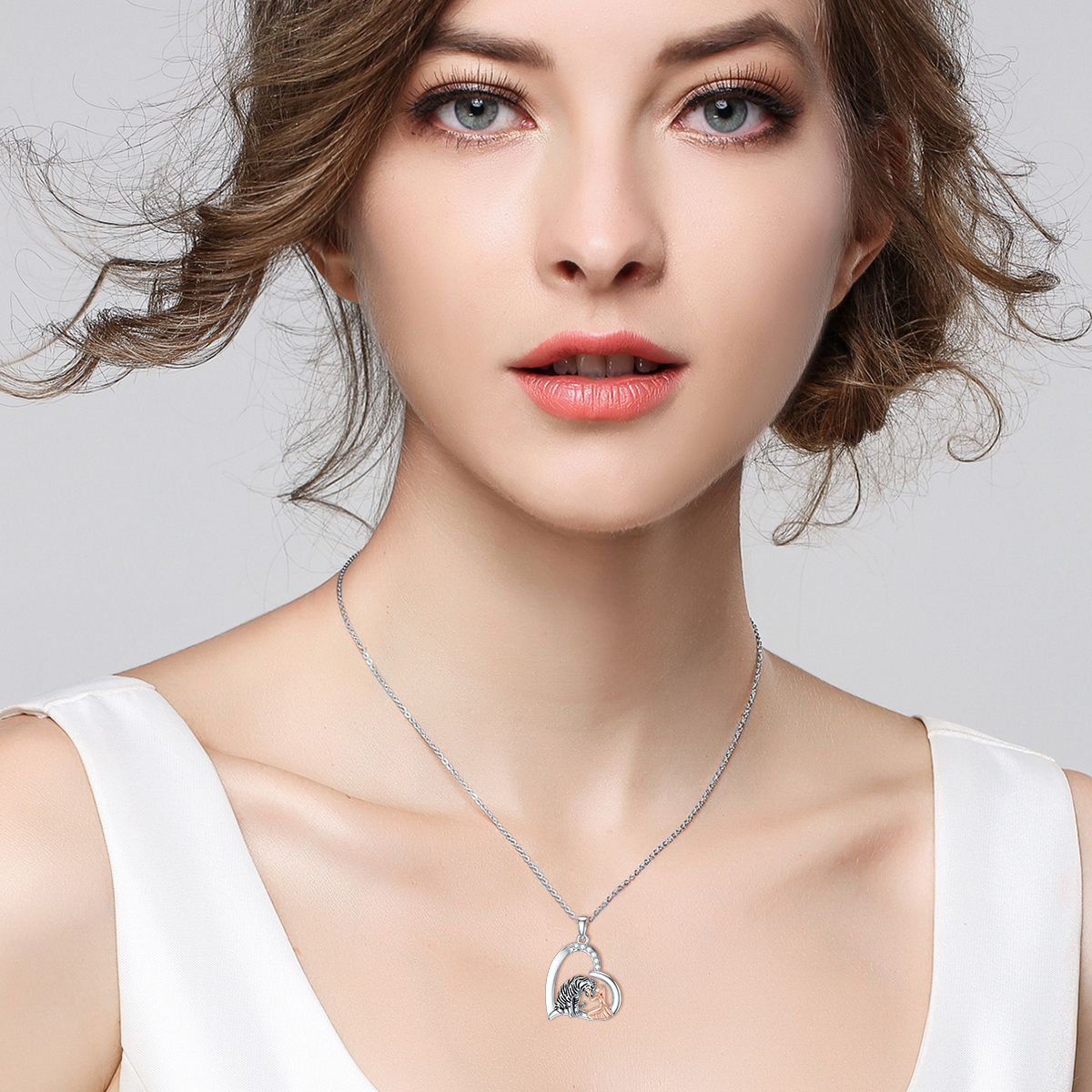 Collana con ciondolo a forma di tigre e cuore in argento sterling bicolore con zirconia cubica-2