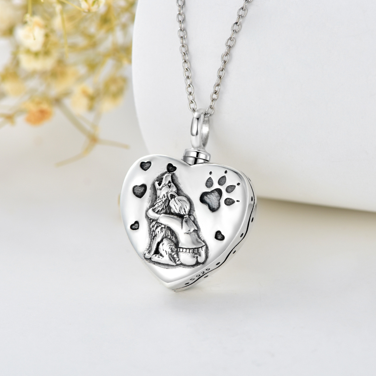 Collana con urna per ceneri in argento sterling bicolore con lupo ed elettrocardiogramma, con parola incisa-4