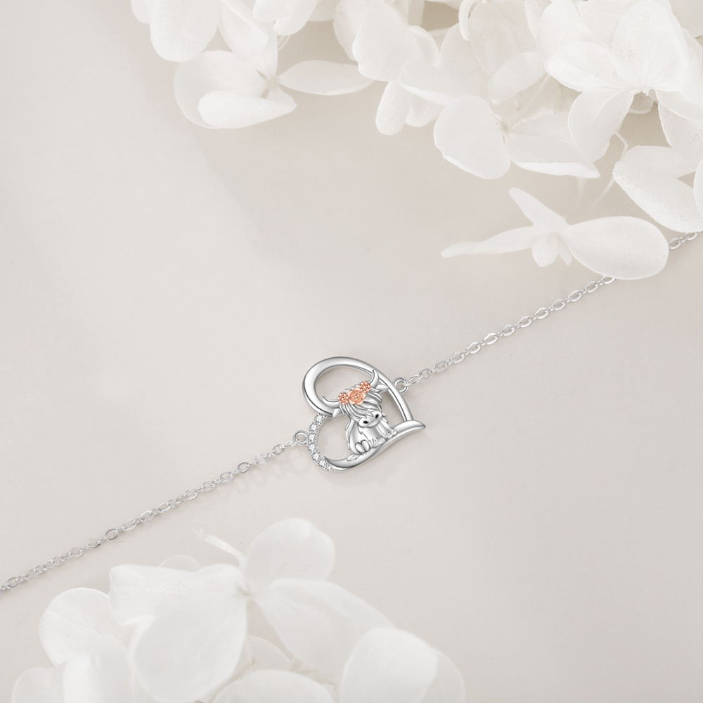 Pulsera de plata de ley con colgante de corazón y vaca Highland de circonitas en dos tonos-4