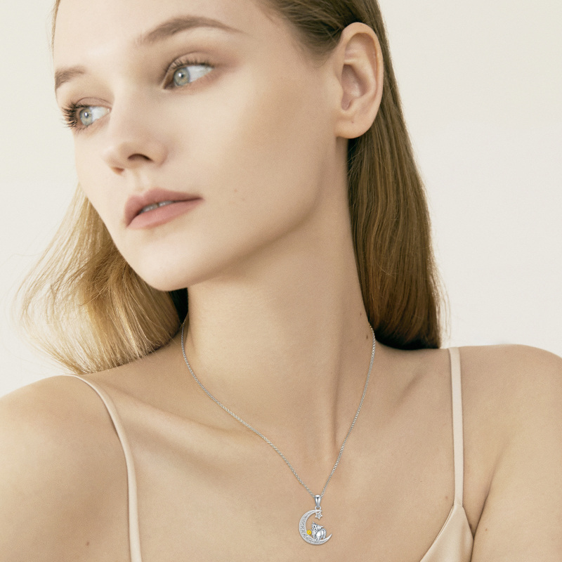 Colar com pingente de vaca Highland em prata esterlina com dois tons de zircão-2