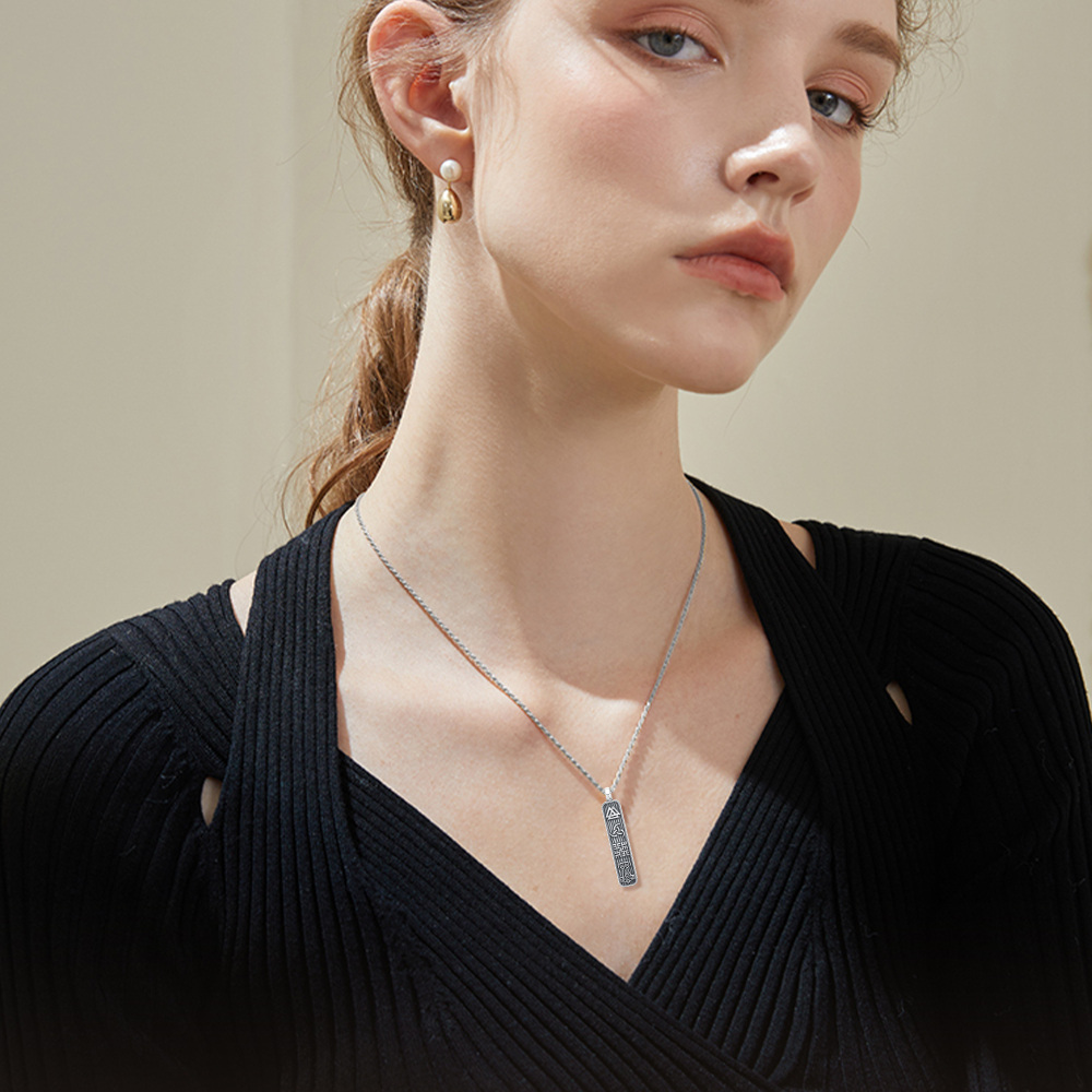 <p>Ontdek onze prachtige Sterling Zilveren Urn Ketting voor As, een prachtig gedenkstuk dat elegantie combineert met sentiment. Speciaal ontworpen voor vrouwen en verkrijgbaar in verschillende vormen, biedt deze levensboom hanger, afgewerkt met een verfijnde zwarte rhodium coating en versierd met de oprechte inscriptie 