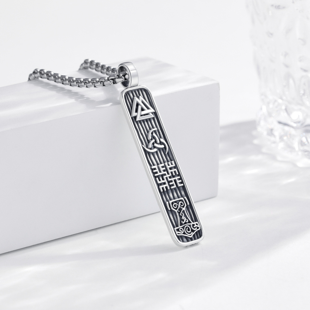 <p>Ontdek onze prachtige Sterling Zilveren Urn Ketting voor As, een prachtig gedenkstuk dat elegantie combineert met sentiment. Speciaal ontworpen voor vrouwen en verkrijgbaar in verschillende vormen, biedt deze levensboom hanger, afgewerkt met een verfijnde zwarte rhodium coating en versierd met de oprechte inscriptie 